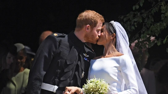 El príncipe Harry y Meghan Markle se dan el primer beso como marido y mujer El príncipe Harry y Meghan Markle se dan el primer beso como marido y mujer