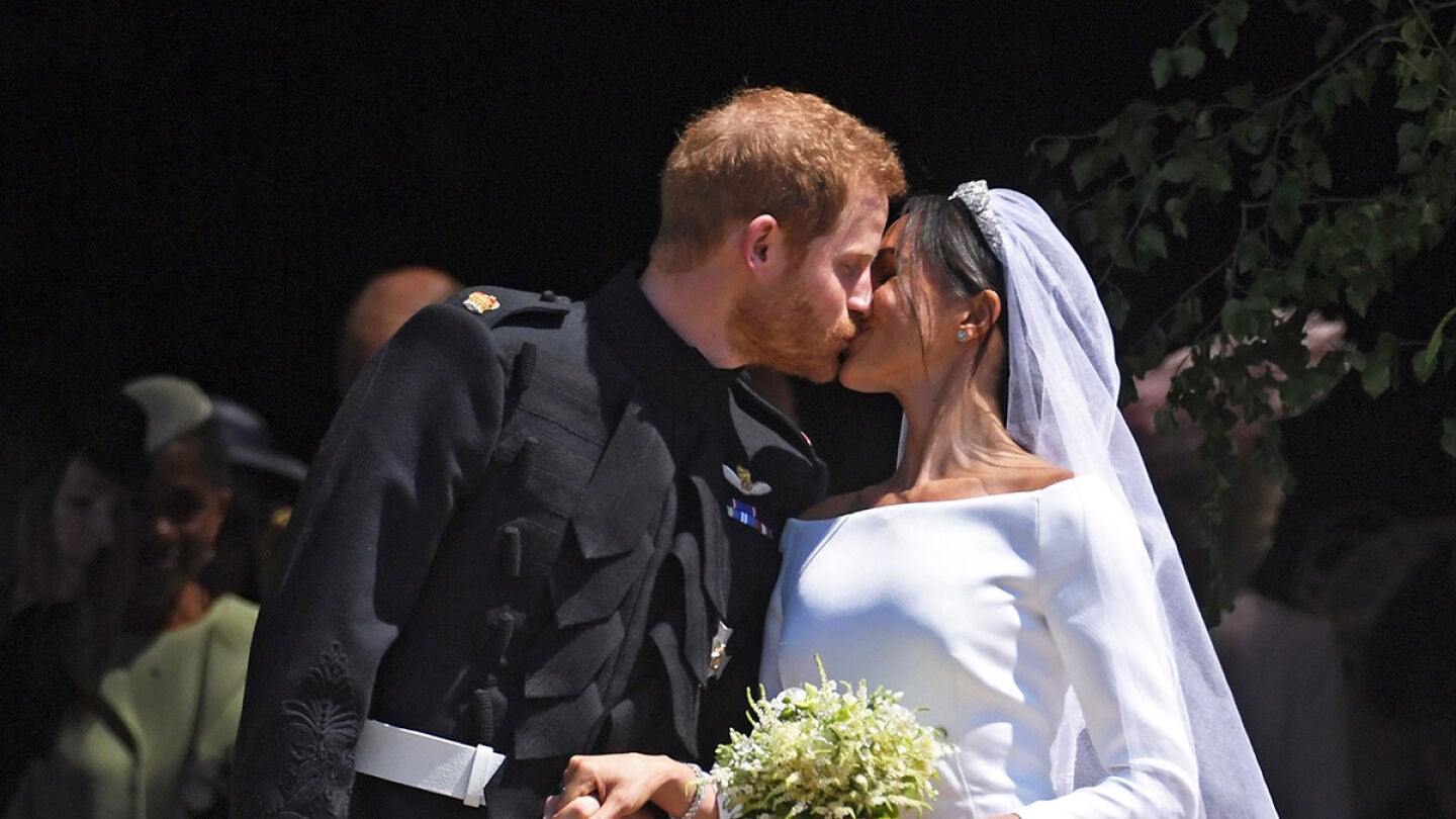 El pr&iacute;ncipe Harry y Meghan Markle se dan el primer beso como marido y mujer