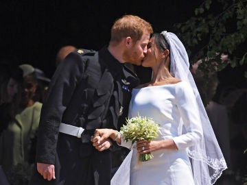 El príncipe Harry y Meghan Markle se dan el primer beso como marido y mujer El príncipe Harry y Meghan Markle se dan el primer beso como marido y mujer