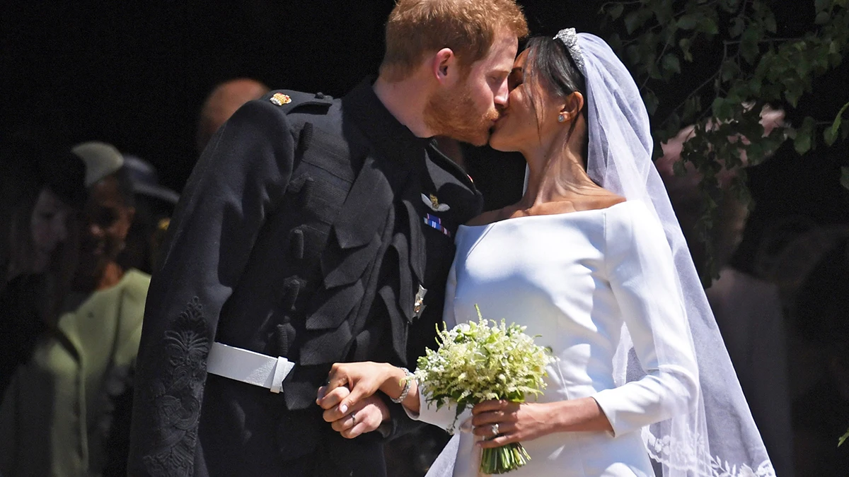 El príncipe Harry y Meghan Markle se dan el primer beso como marido y mujer