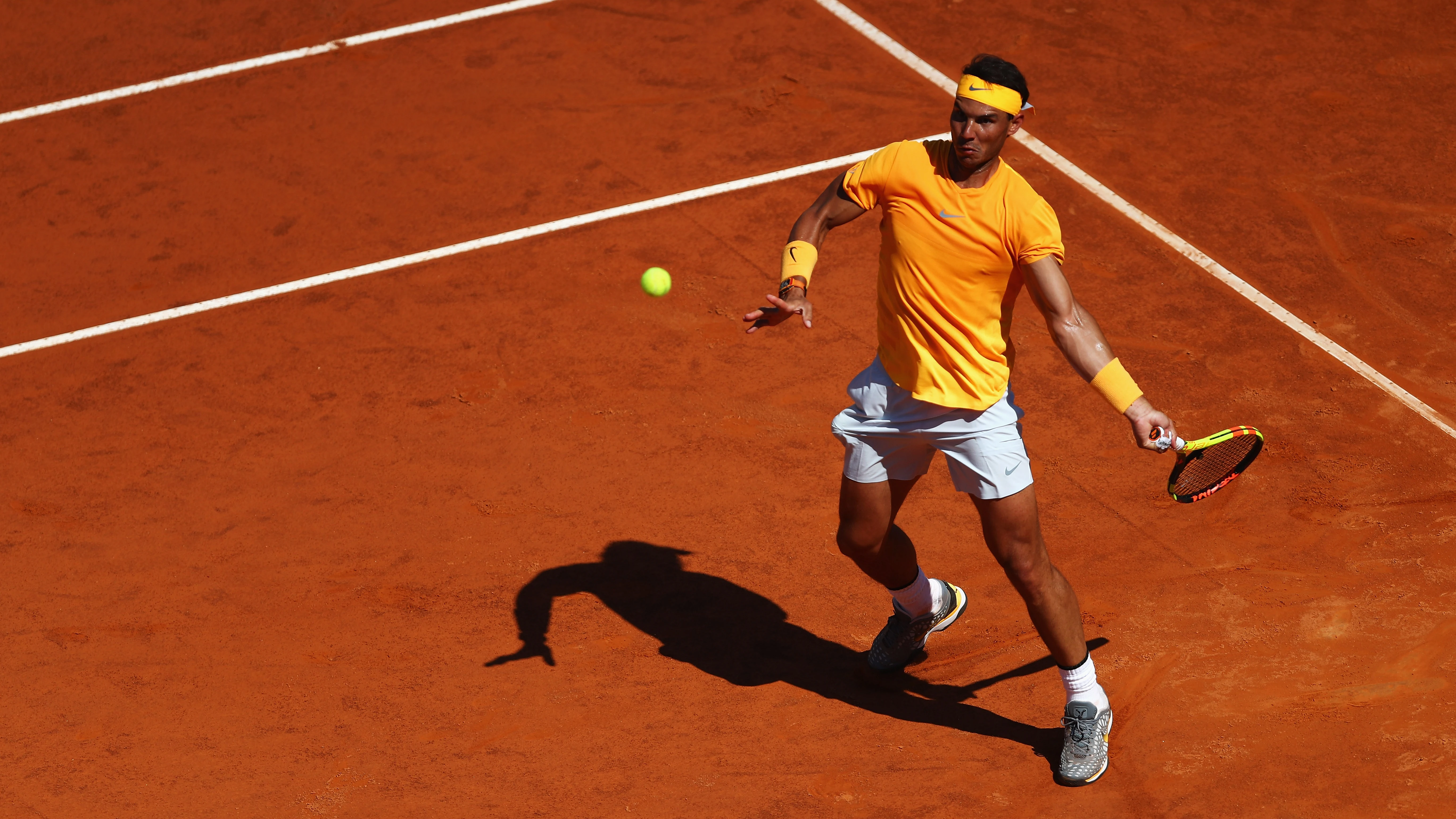 Rafa Nadal golpea la bola en su duelo contra Djokovic Rafa Nadal golpea la bola en su duelo contra Djokovic