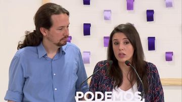 Pablo Iglesias e Irene Montero en rueda de prensa