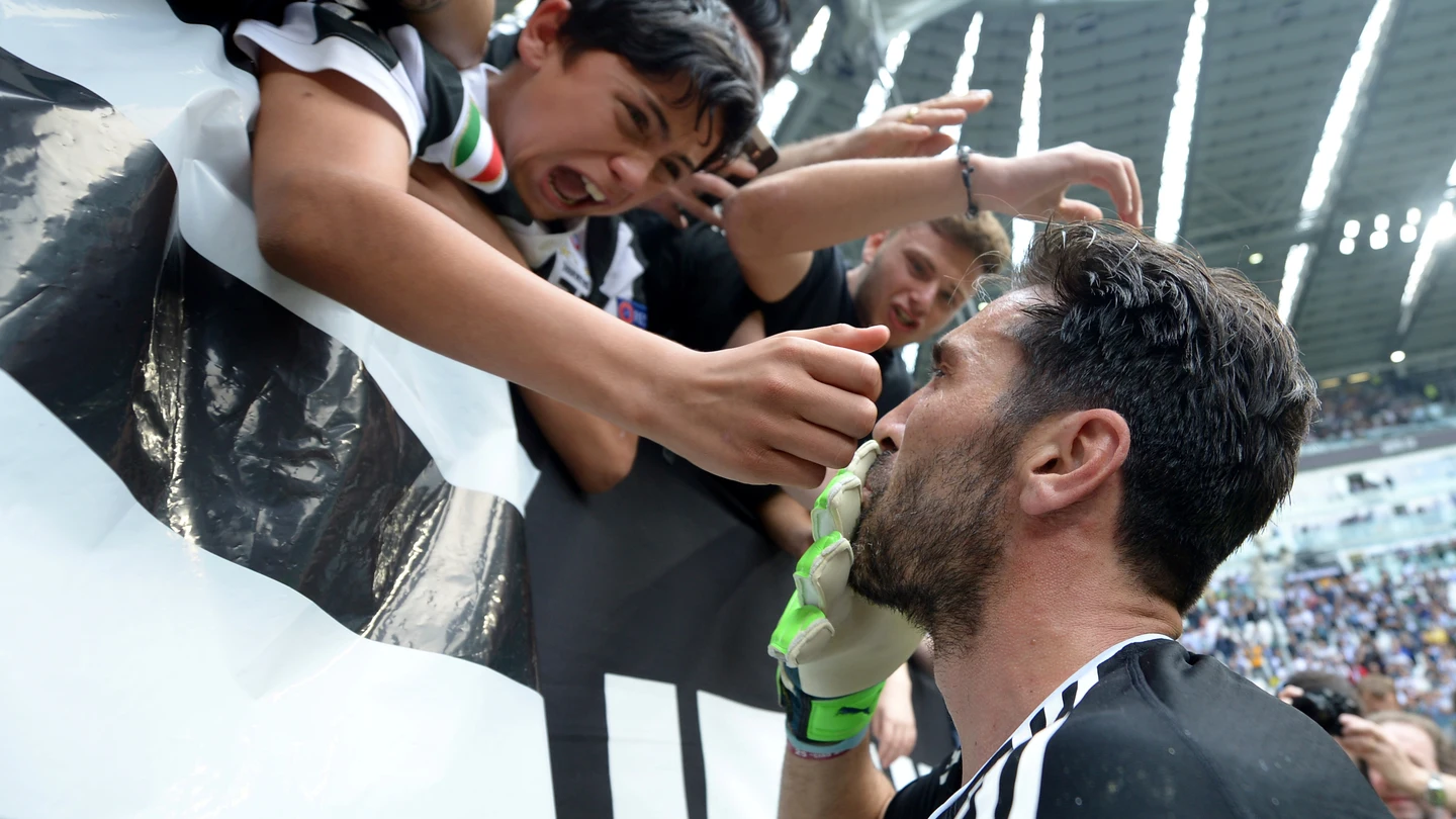 Buffon se despide de un joven aficionado de la Juventus en su último partido Buffon se despide de un joven aficionado de la Juventus en su último partido