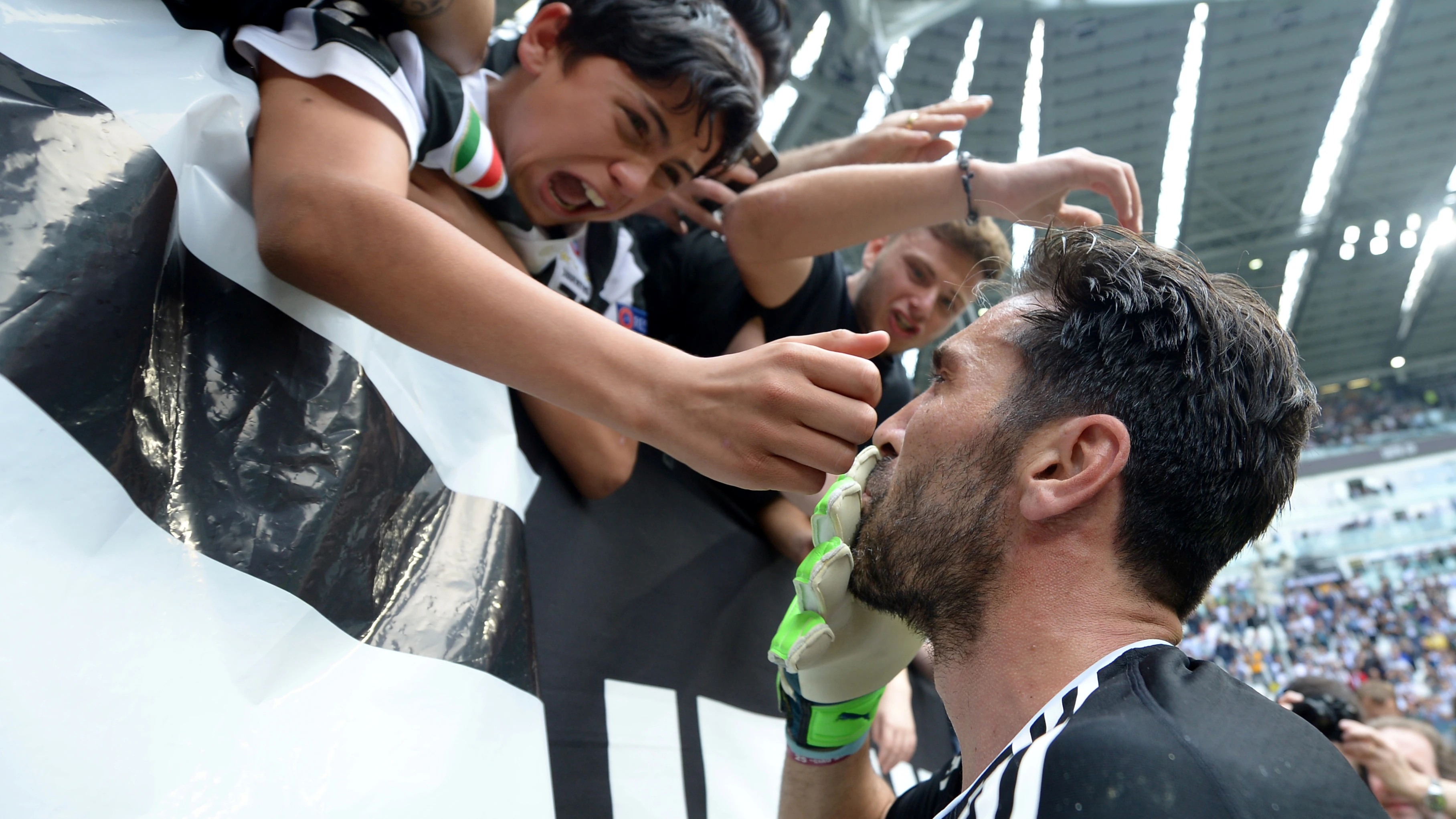 Buffon se despide de un joven aficionado de la Juventus en su último partido