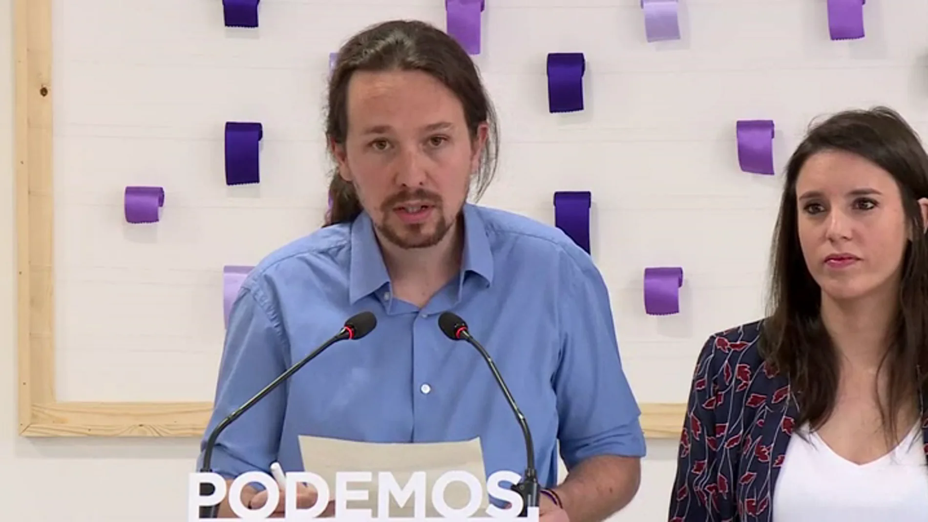 Pablo Iglesias lee la pregunta de Podemos