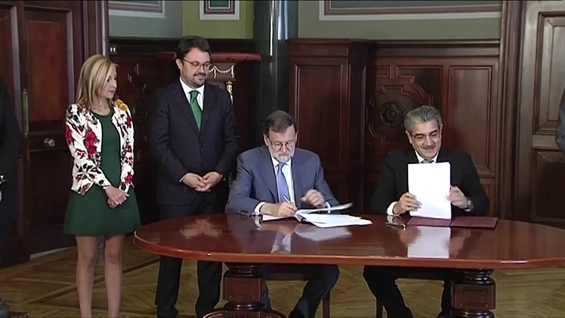 Rajoy presenta el acuerdo con Nueva Canarias como ejemplo de que es mejor construir que destruir
