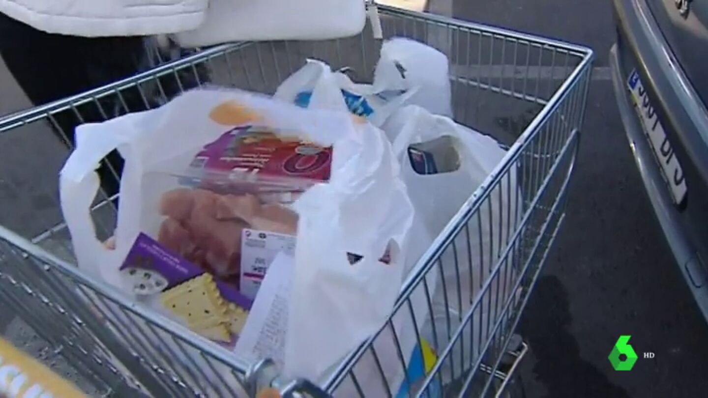 El BOE publica la ley que obliga a los supermercados a cobrar sus bolsas de pl&aacute;stico