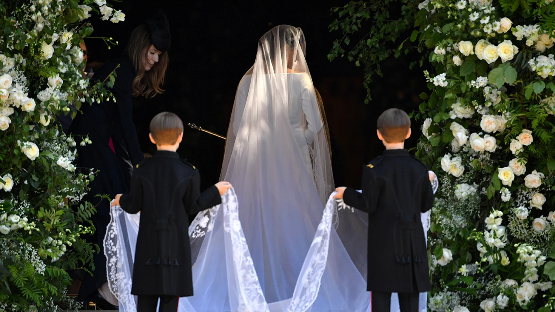 Meghan Markle de espaldas a la entrada a la capilla de San Jorge