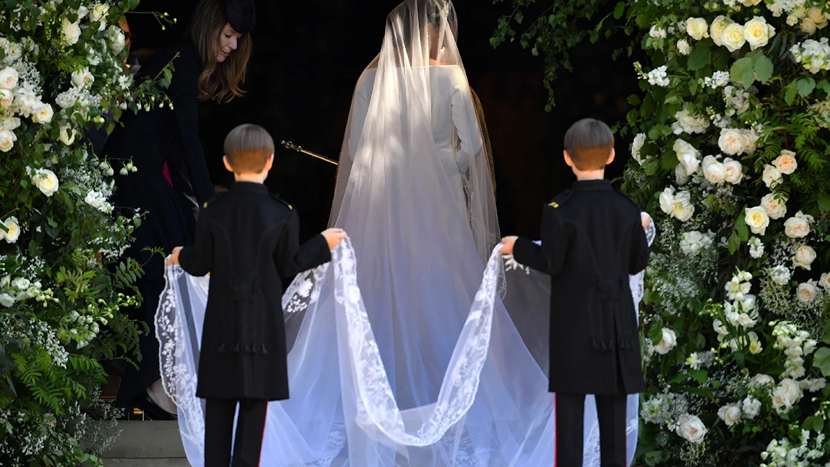 Meghan Markle de espaldas a la entrada a la capilla de San Jorge