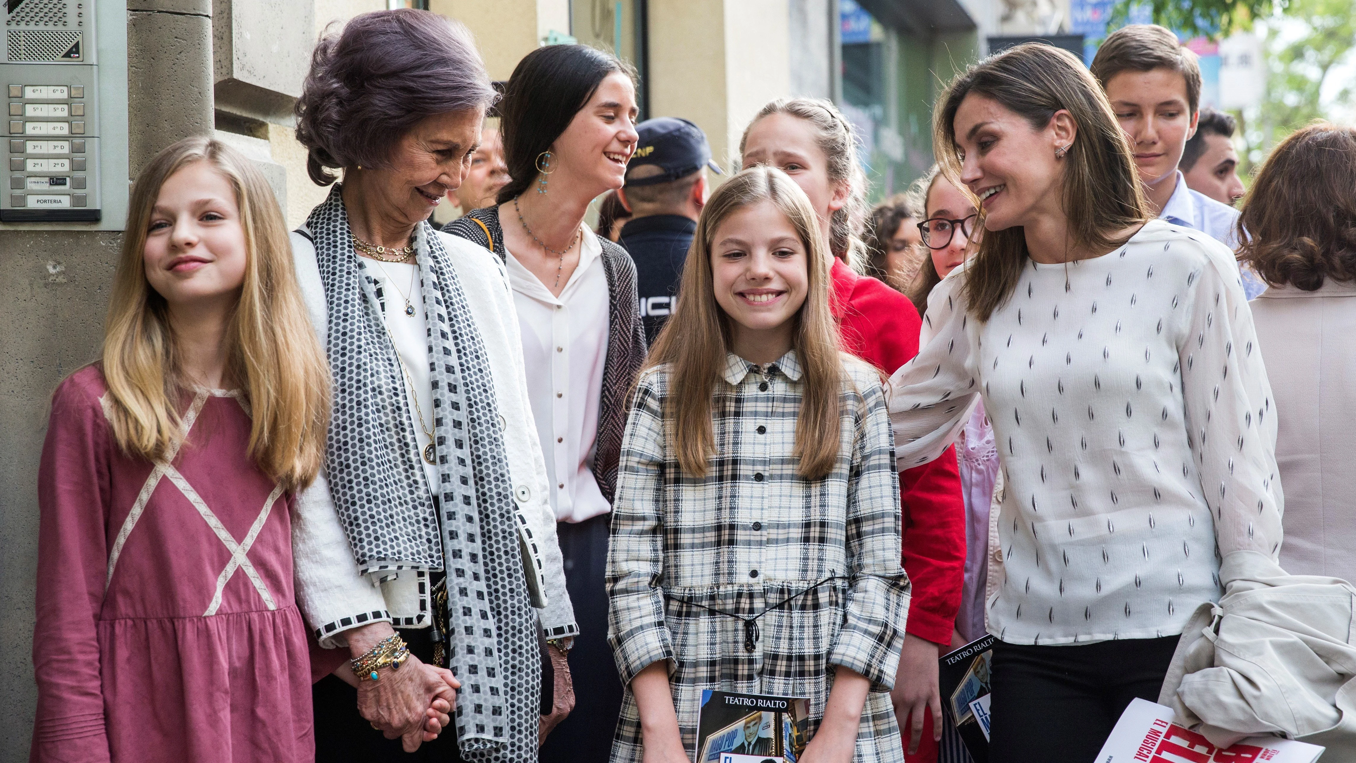 La reina Letizia, junto a doña Sofía, la princesa Leonor y la infanta Sofía