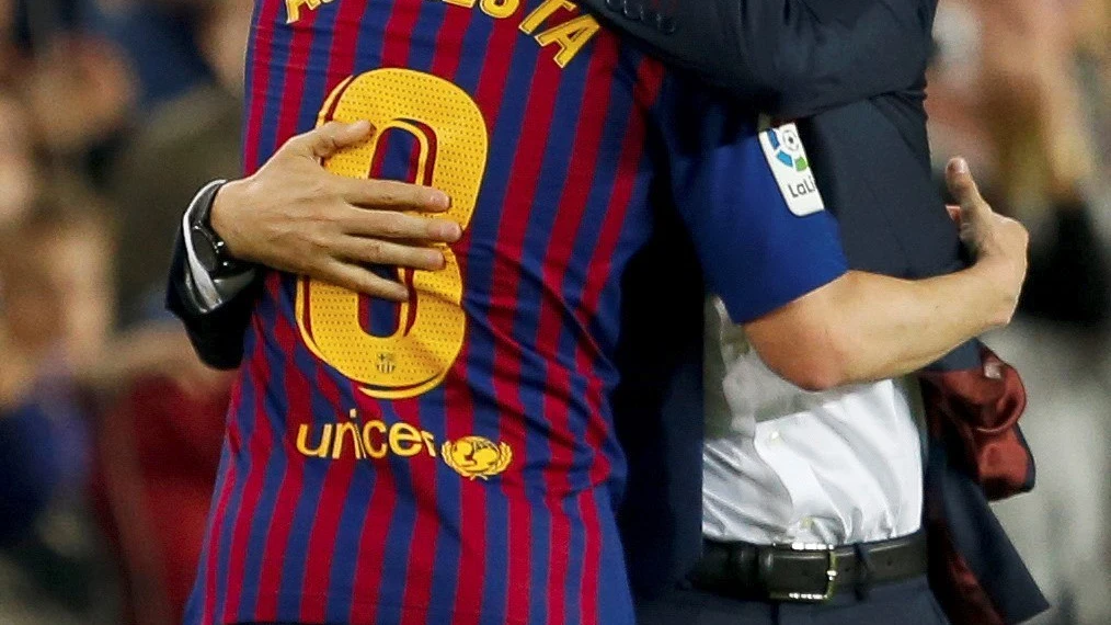 Valverde abraza a Iniesta