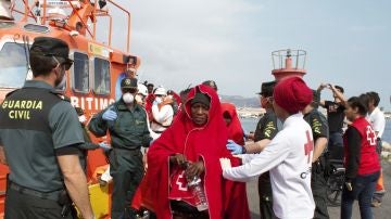 Llegada al puerto de Motril de 55 inmigrantes subsaharianos, entre ellos cinco mujeres y cinco menores