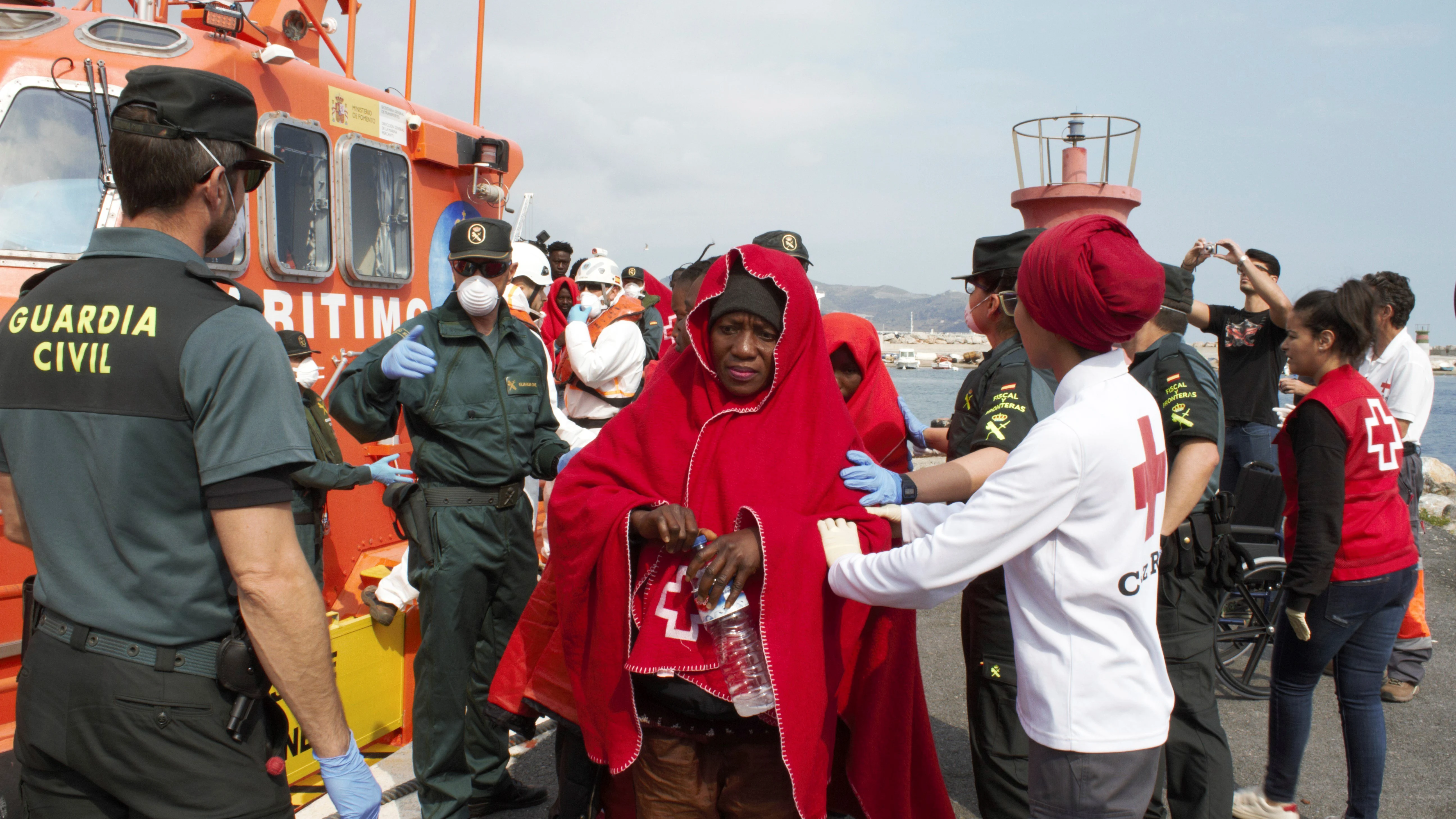 Llegada al puerto de Motril de 55 inmigrantes subsaharianos, entre ellos cinco mujeres y cinco menores