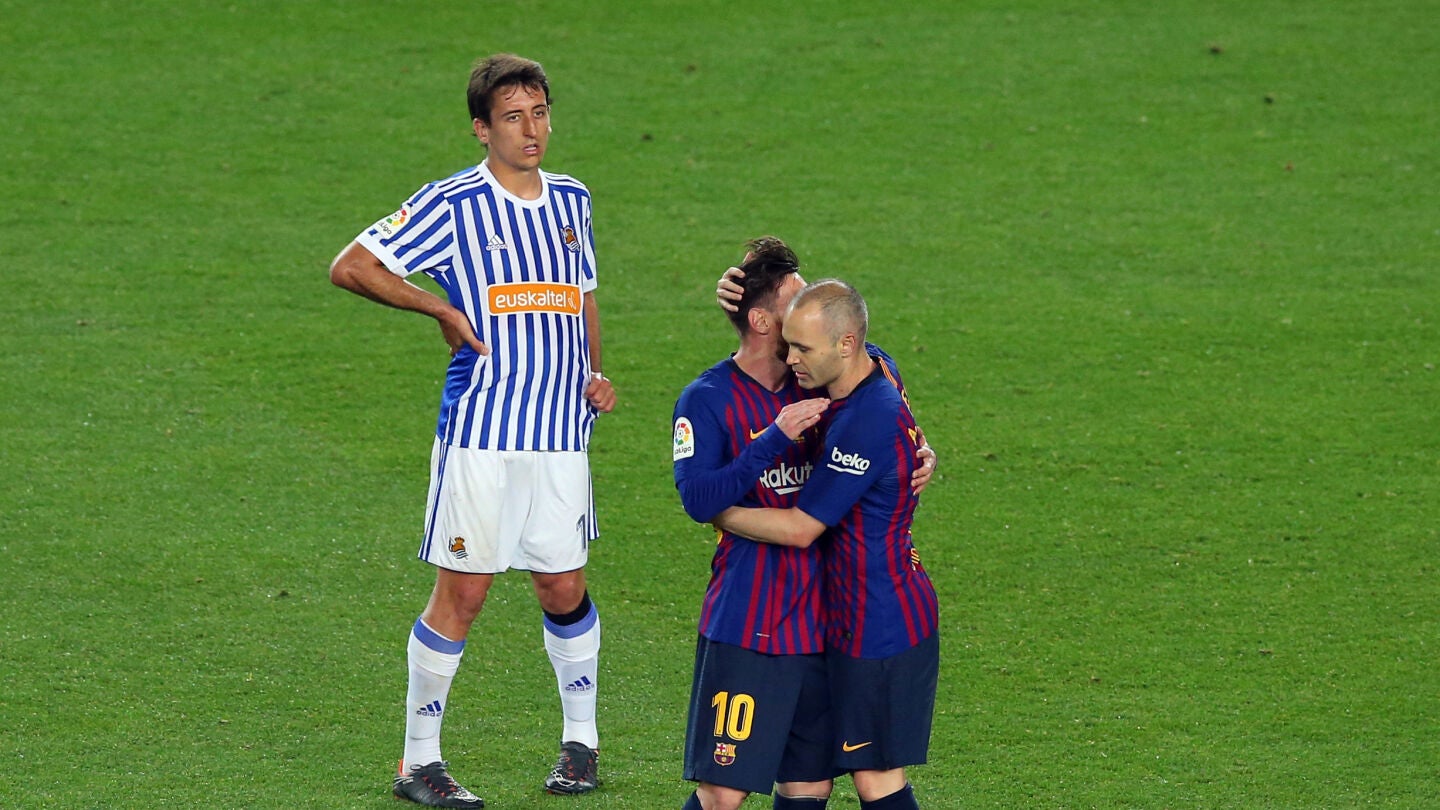 Iniesta abraz&aacute;ndose a Messi