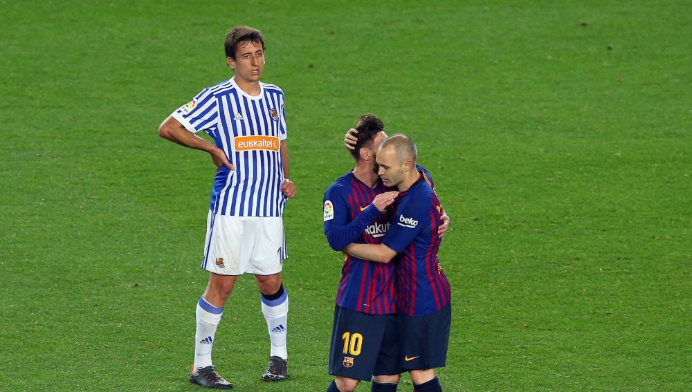Iniesta abrazándose a Messi