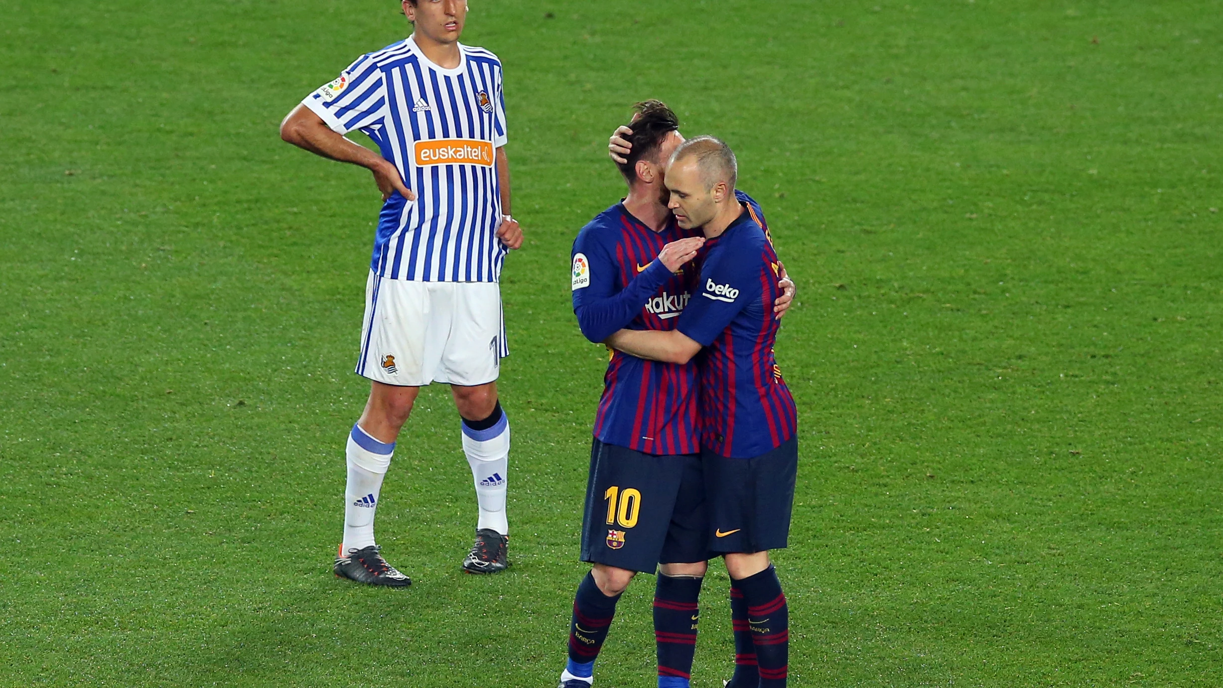 Iniesta abrazándose a Messi