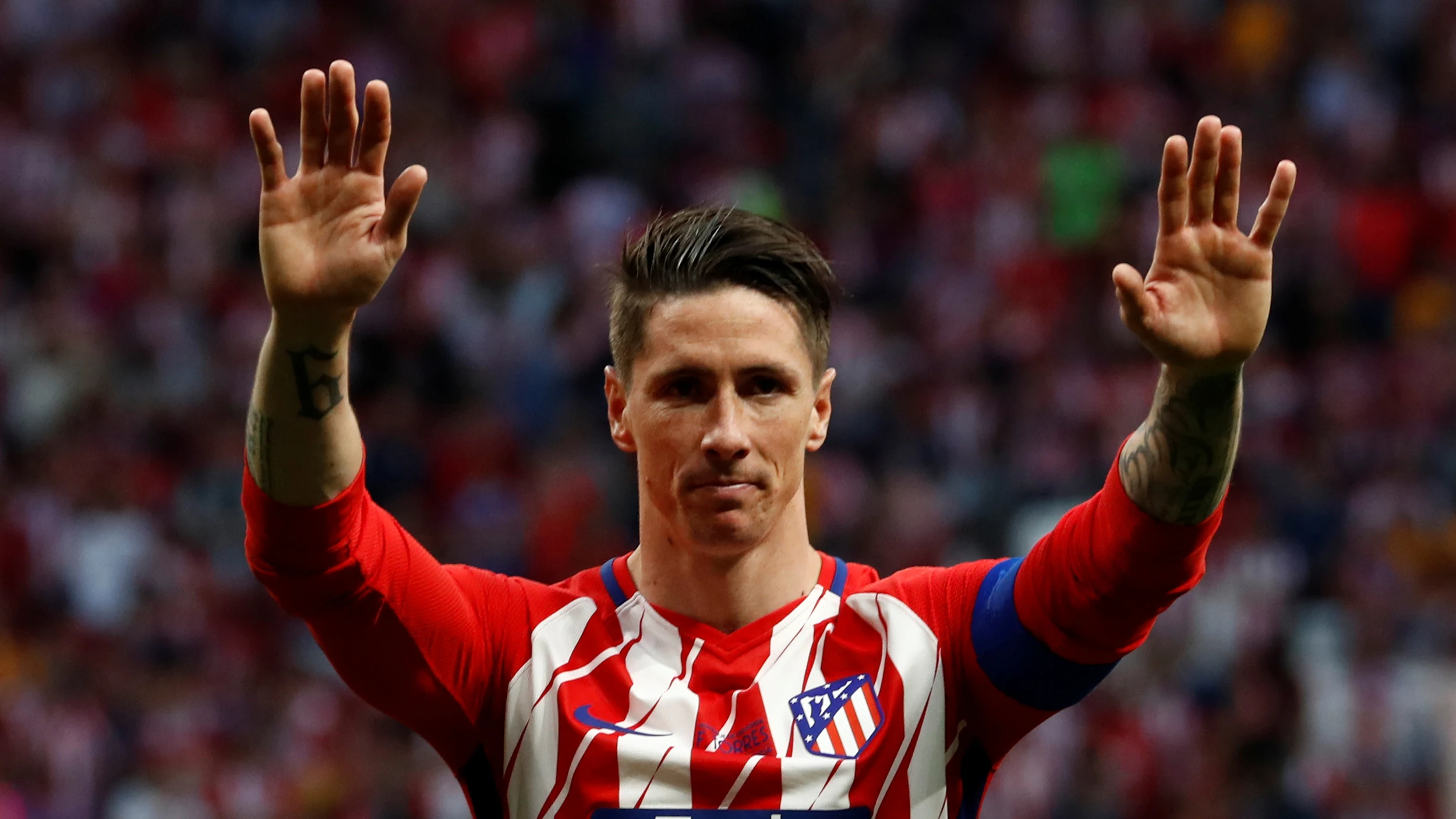 Torres despidiéndose del Alético