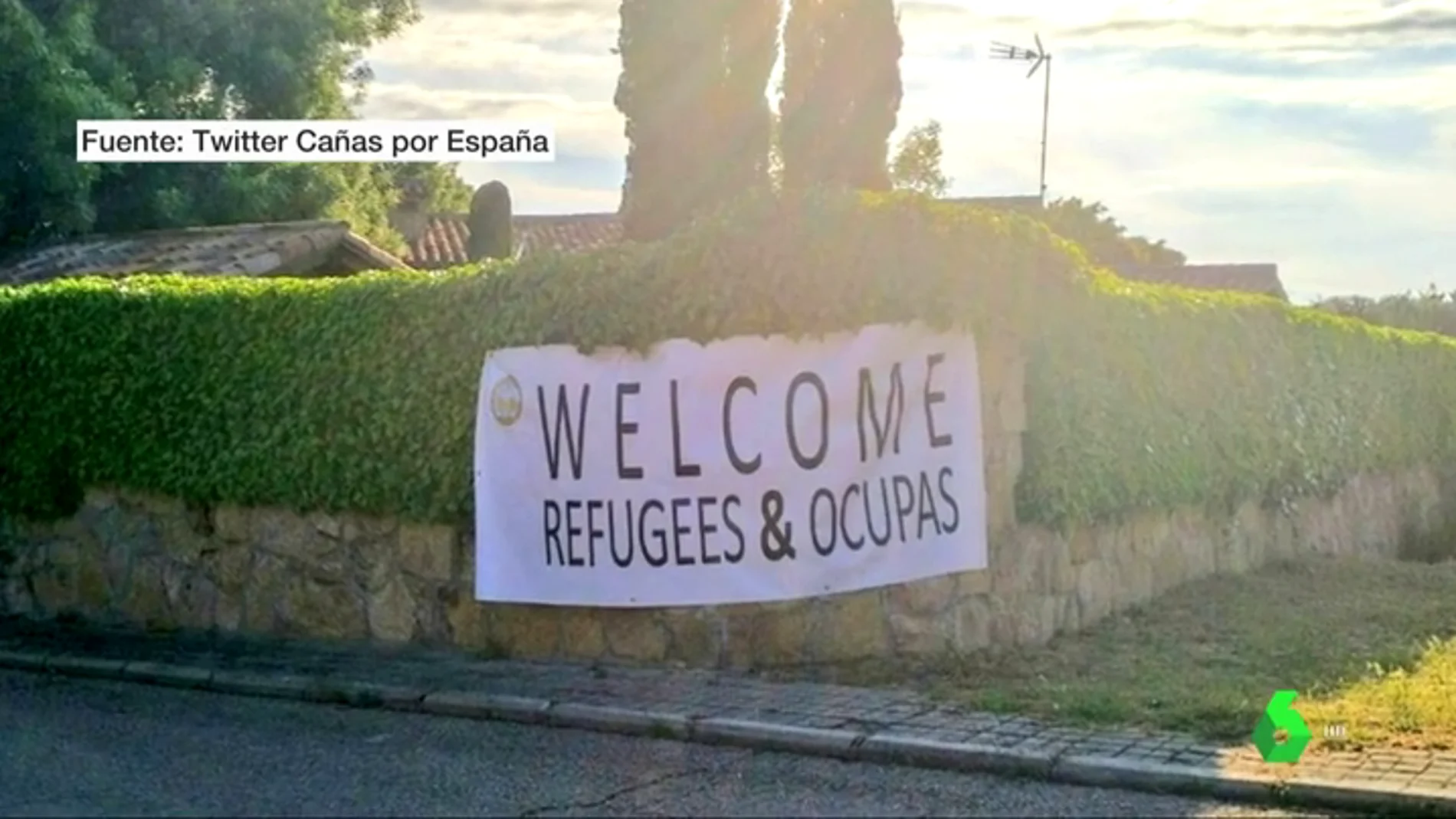 Las juventudes de VOX cuelgan una pancarta en la nueva casa de Pablo Iglesias e Irene Montero: "Bienvenidos refugiados y ocupas"