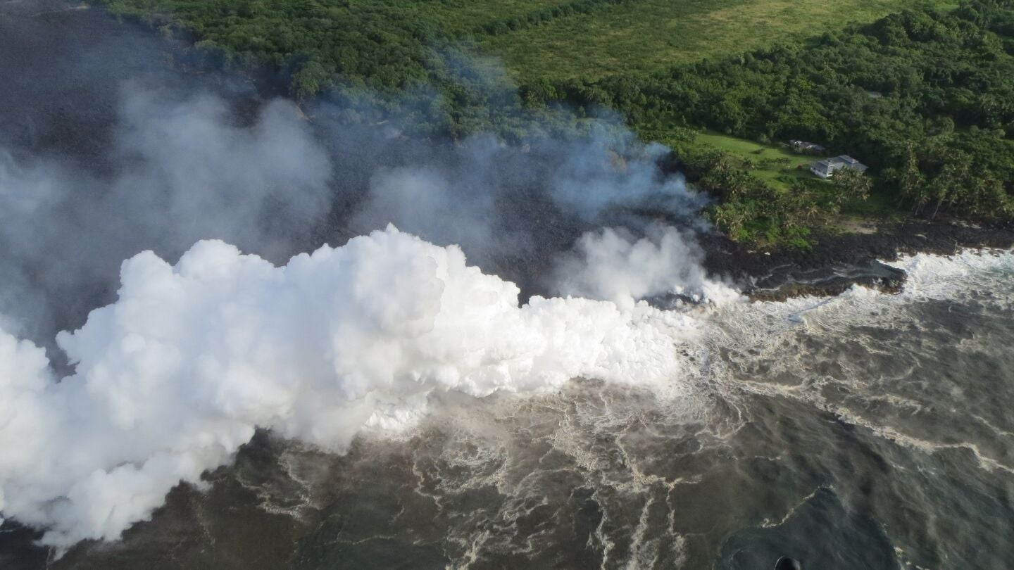 La lava del Kilauea llega al Pac&iacute;fico
