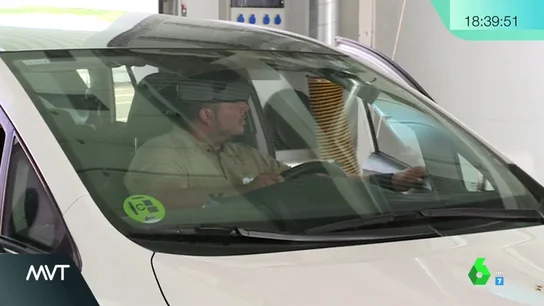 Un hombre pasando una ITV Un hombre pasando una ITV