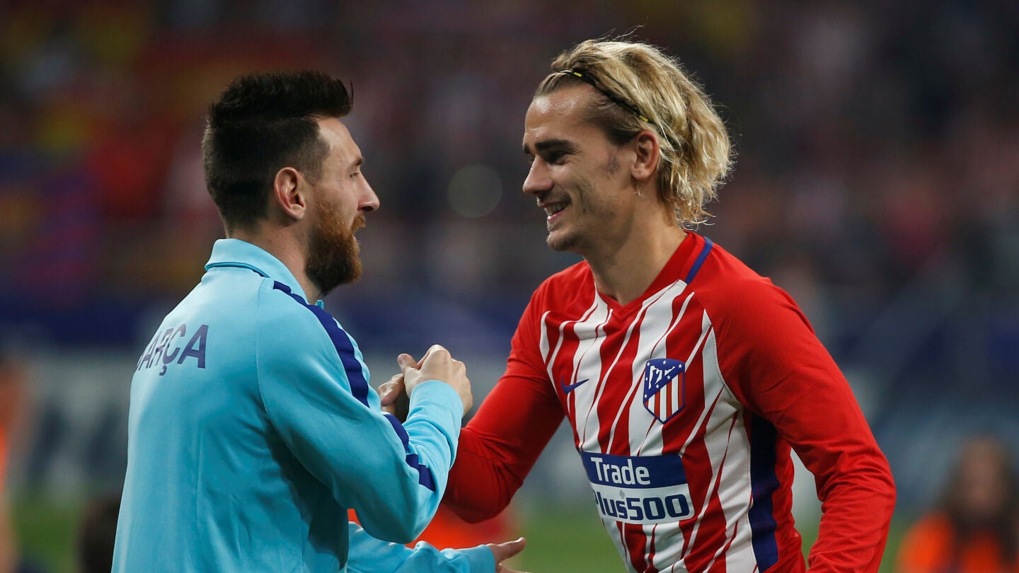 Messi y Griezmann se saludan antes de un partido