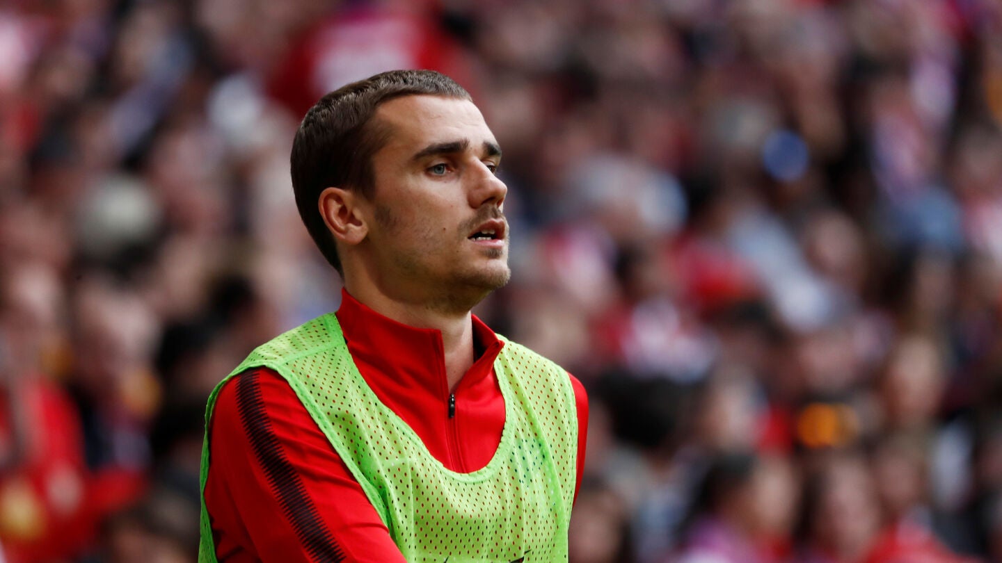 Griezmann, calentando en la banda del Metropolitano