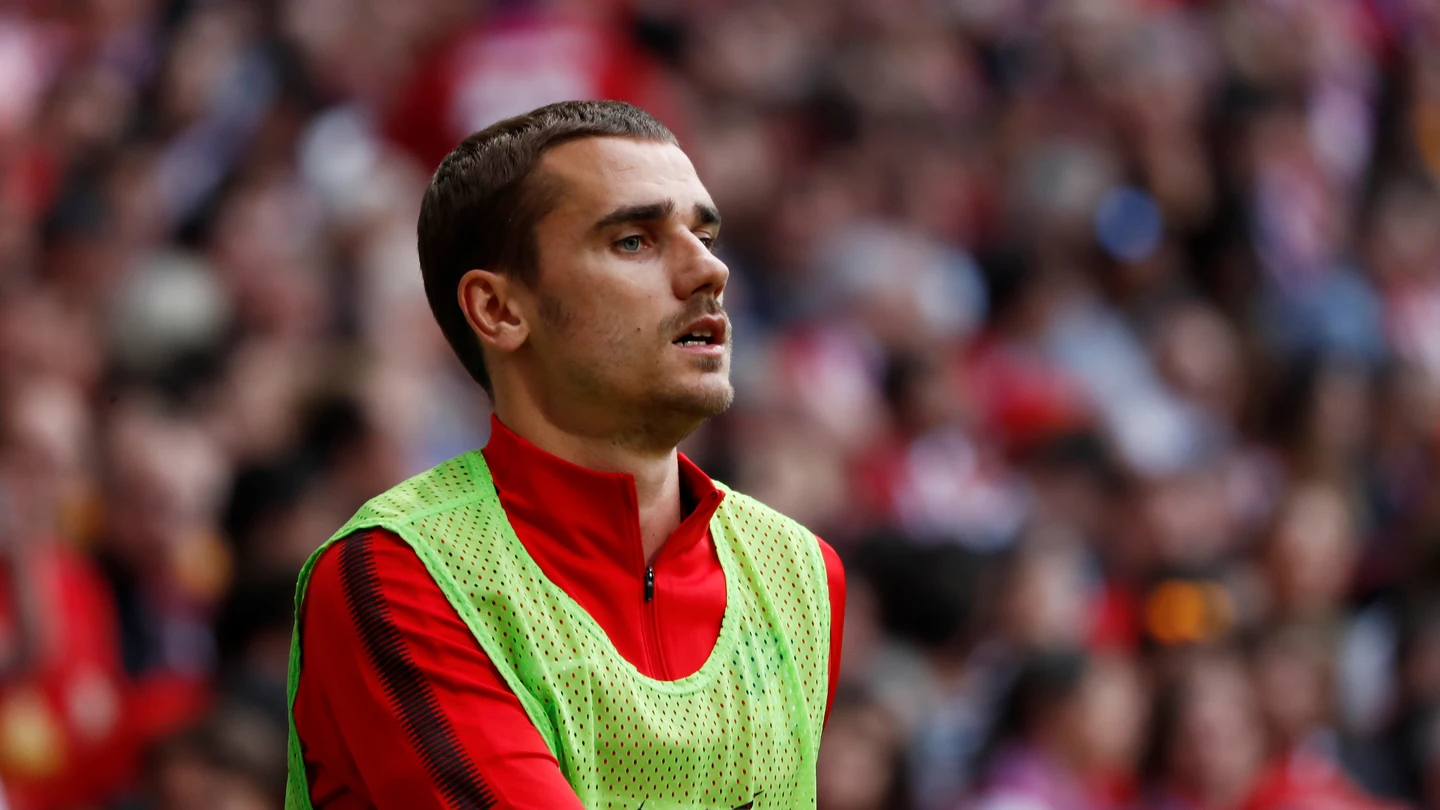 Griezmann, calentando en la banda del Metropolitano Griezmann, calentando en la banda del Metropolitano