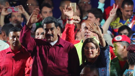 El presidente venezolano Nicol&aacute;s Maduro saluda tras conocer los resultados