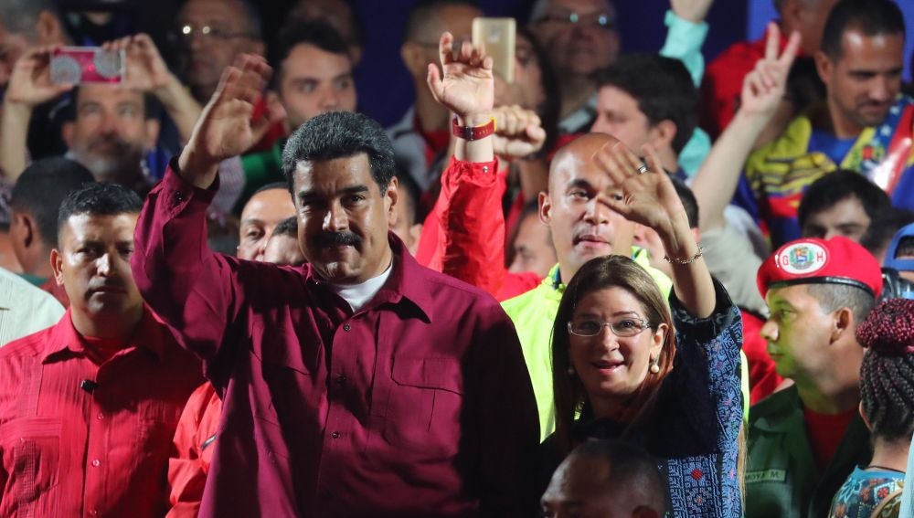 El presidente venezolano Nicolás Maduro saluda tras conocer los resultados