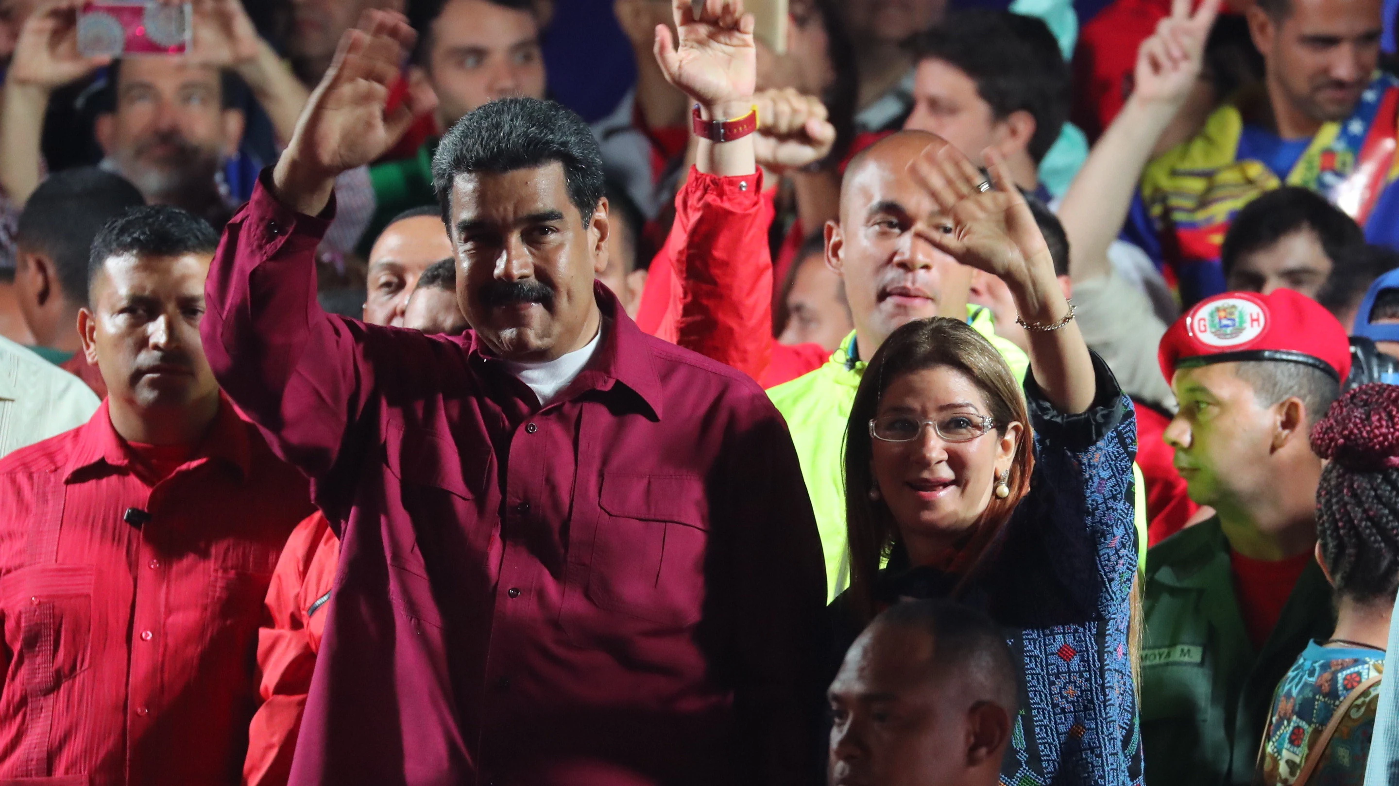 El presidente venezolano Nicolás Maduro saluda tras conocer los resultados