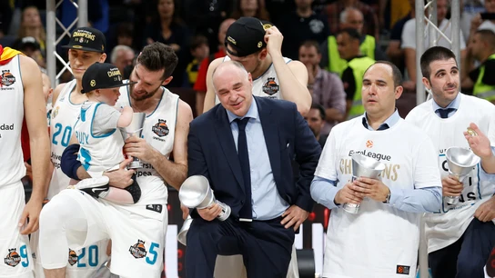 Pablo Laso, junto a sus jugadores tras ganar la Euroliga Pablo Laso, junto a sus jugadores tras ganar la Euroliga