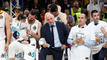 Pablo Laso, junto a sus jugadores tras ganar la Euroliga