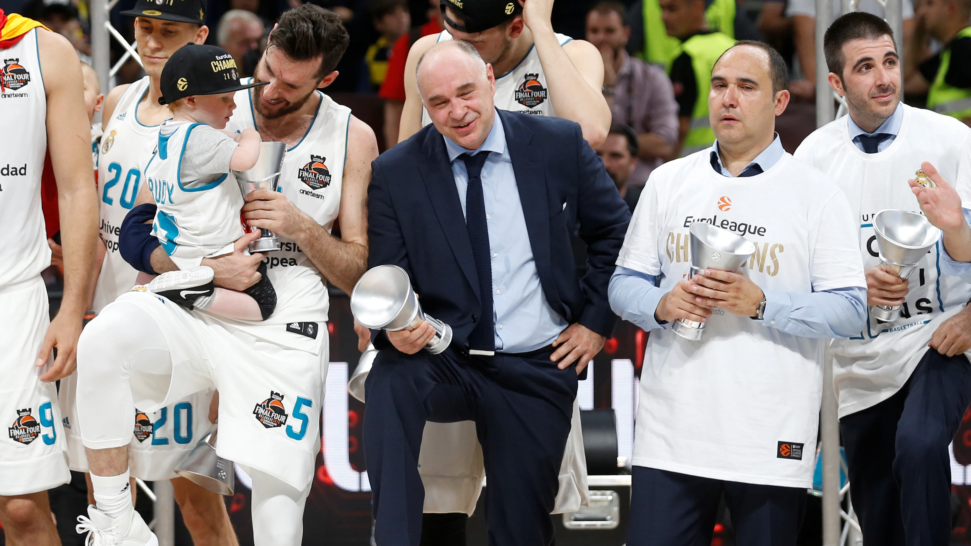 Pablo Laso, junto a sus jugadores tras ganar la Euroliga