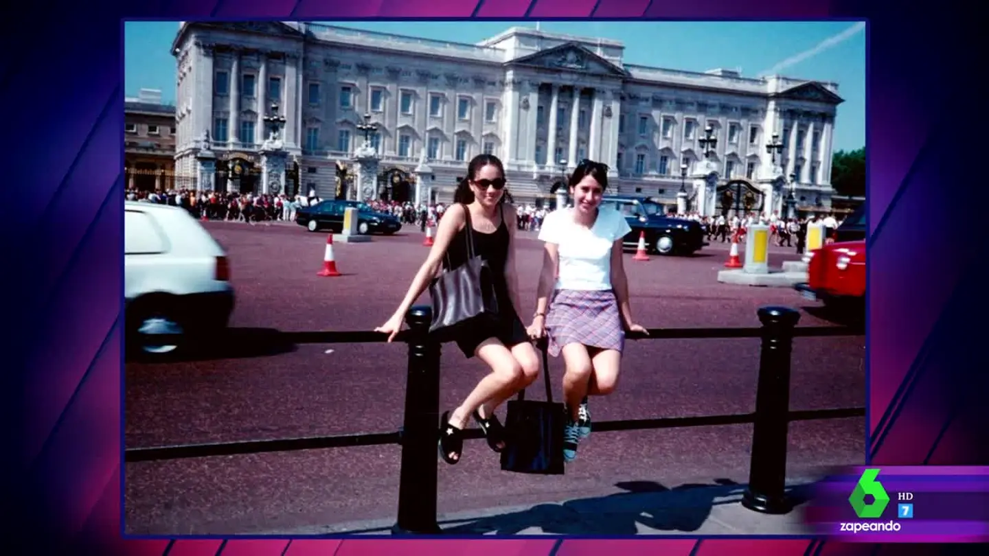 La foto premonitoria de Meghan Markle frente al Palacio de Buckingham cuando tenía 15 años La foto premonitoria de Meghan Markle frente al Palacio de Buckingham cuando tenía 15 años