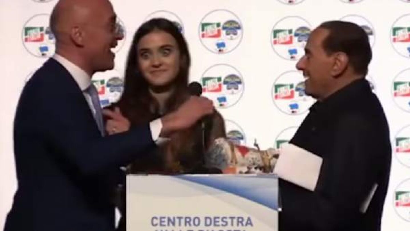 La reacci&oacute;n de la joven al o&iacute;r el comentario que le dirige Berlusconi en un acto electoral