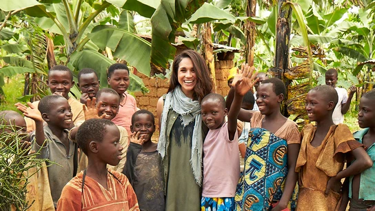 Meghan Markle durante uno de sus viajes de voluntariado Meghan Markle durante uno de sus viajes de voluntariado
