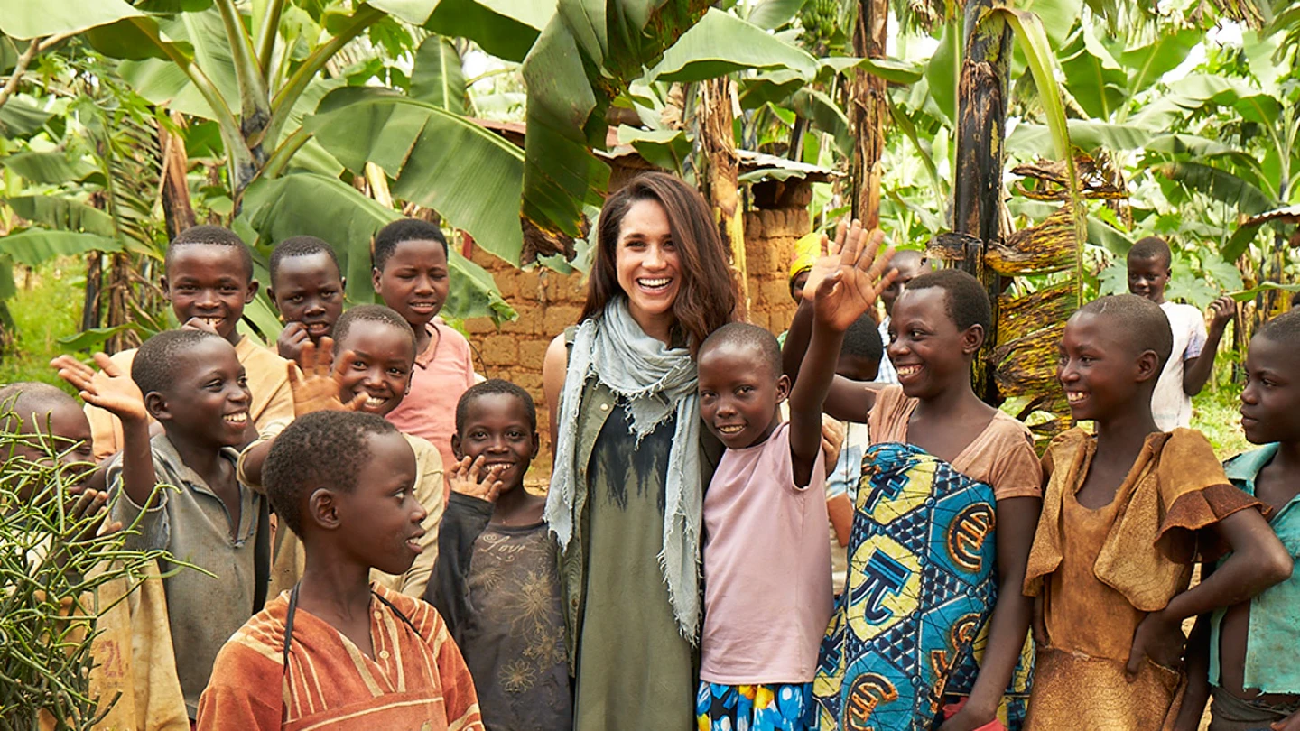 Meghan Markle durante uno de sus viajes de voluntariado Meghan Markle durante uno de sus viajes de voluntariado