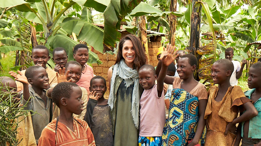 Meghan Markle durante uno de sus viajes de voluntariado