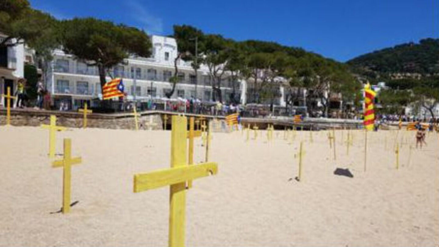 Las cruces amarillas en una playa de Girona genera enfrentamientos entre los ba&ntilde;istas