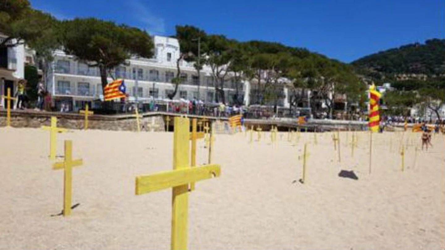 Las cruces amarillas en una playa de Girona genera enfrentamientos entre los bañistas Las cruces amarillas en una playa de Girona genera enfrentamientos entre los bañistas
