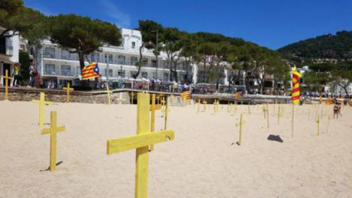 Las cruces amarillas en una playa de Girona genera enfrentamientos entre los bañistas