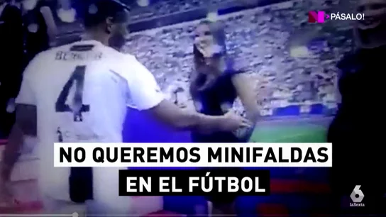 Azafatas en minifalda y caladas hasta los huesos: la machista celebración del Scudetto de la Juventus Azafatas en minifalda y caladas hasta los huesos: la machista celebración del Scudetto de la Juventus