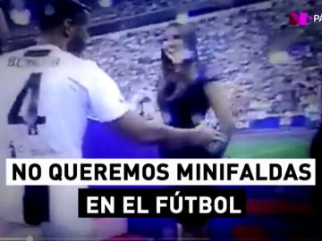 Azafatas en minifalda y caladas hasta los huesos: la machista celebración del Scudetto de la Juventus Azafatas en minifalda y caladas hasta los huesos: la machista celebración del Scudetto de la Juventus