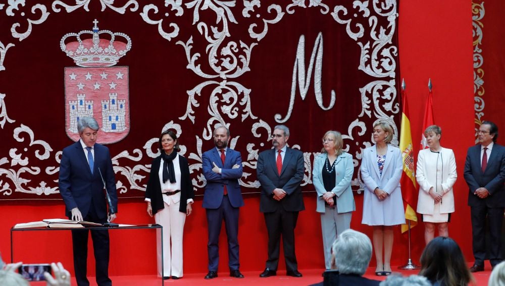 Garrido toma posesión e incorpora una vicepresidencia en Comunidad de Madrid