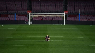 Andrés Iniesta, se inmortaliza en solitario con el Camp Nou vacío