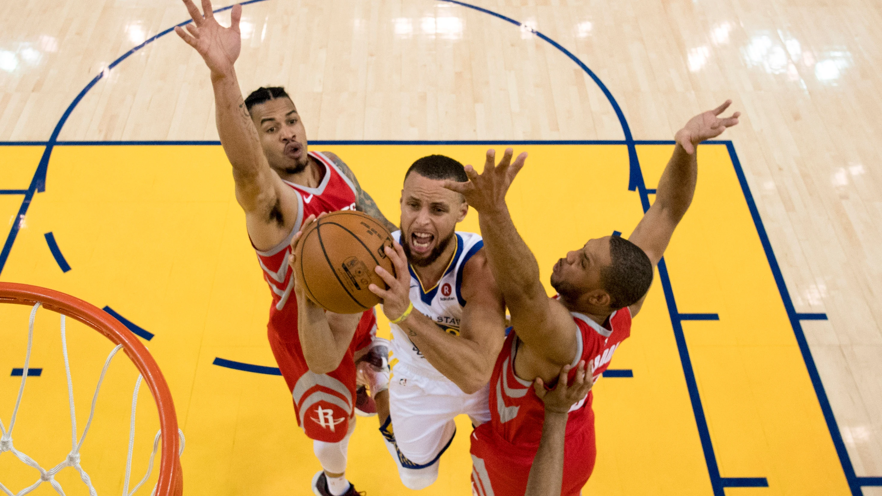 Curry entra a canasta ante la defensa de los Rockets