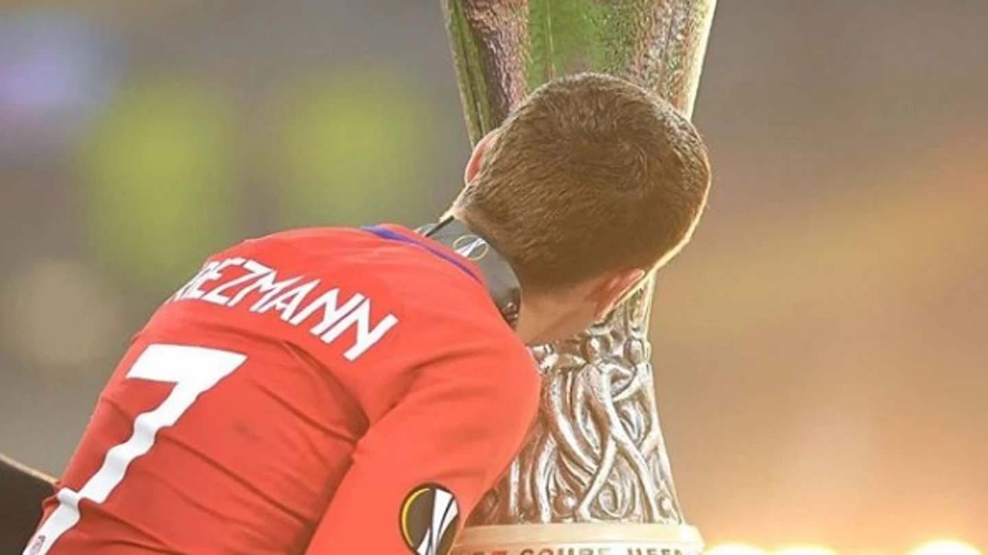 Griezmann besa la Europa League Griezmann besa la Europa League