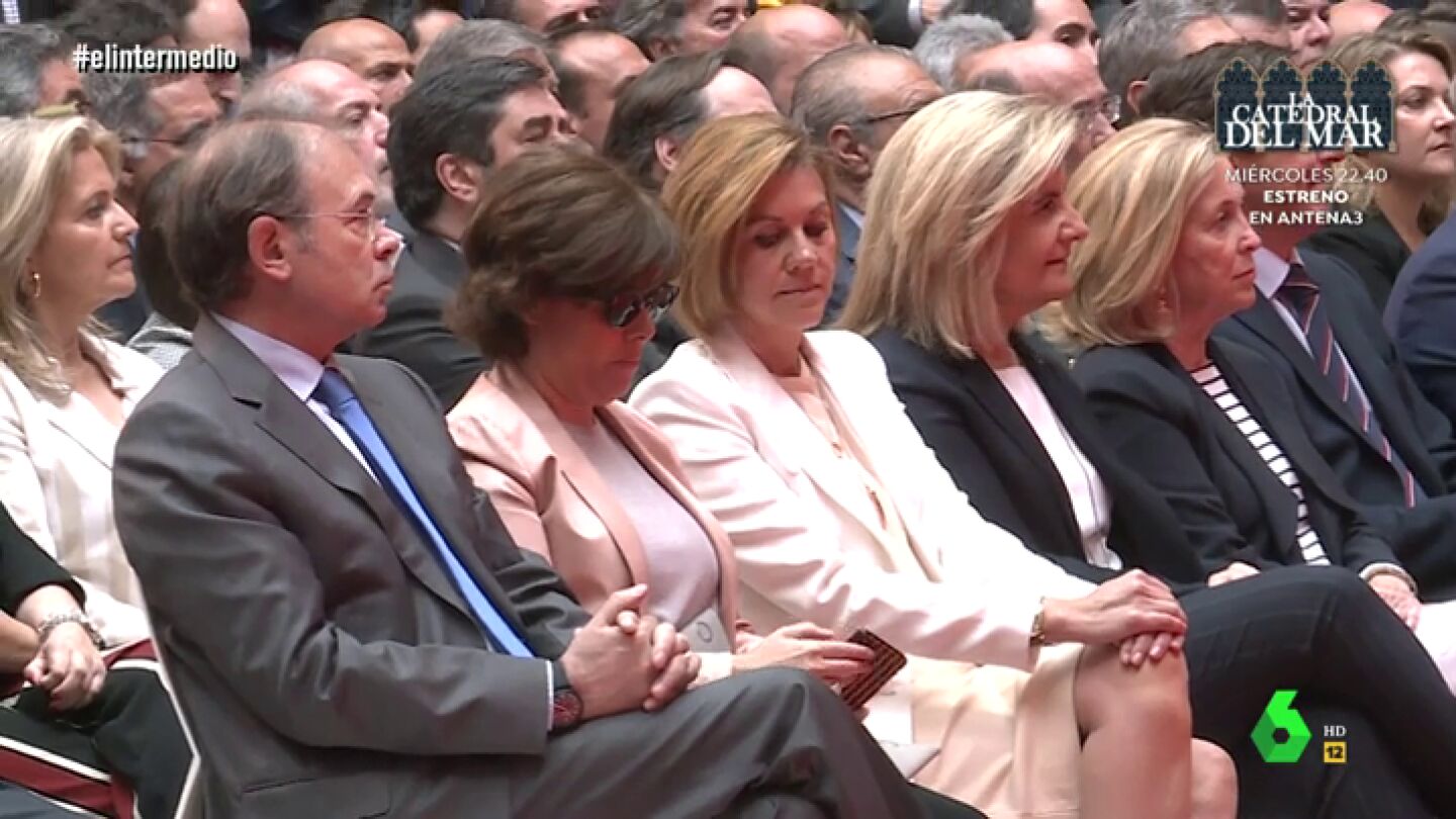 Cospedal esp&iacute;a la pantalla de S&aacute;enz de Santamar&iacute;a: "Si las miradas matasen ese m&oacute;vil no lo arreglaban ni en Silicon Valley"