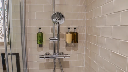 Dispensadores rellenables en las duchas de los hoteles Viajestic