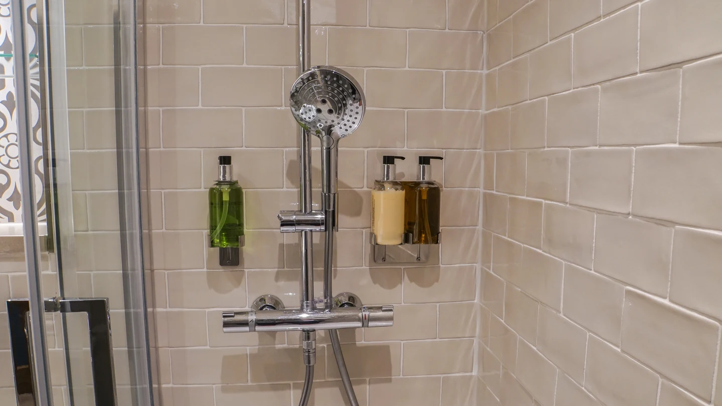 Dispensadores rellenables en las duchas de los hoteles Viajestic